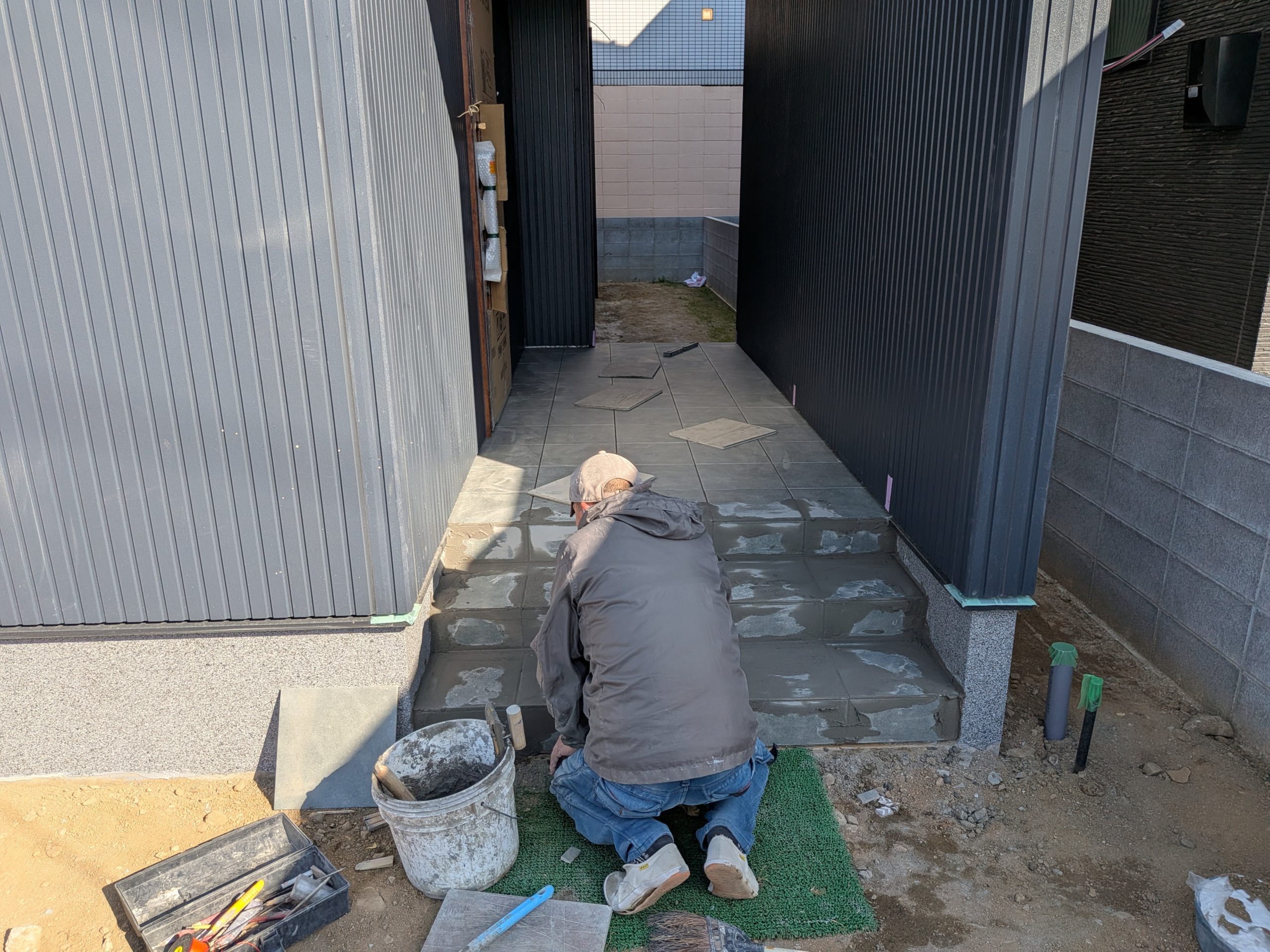 画像：ﾀｲﾙ工事はじめました(‘ω’)　by秋山（03.13）