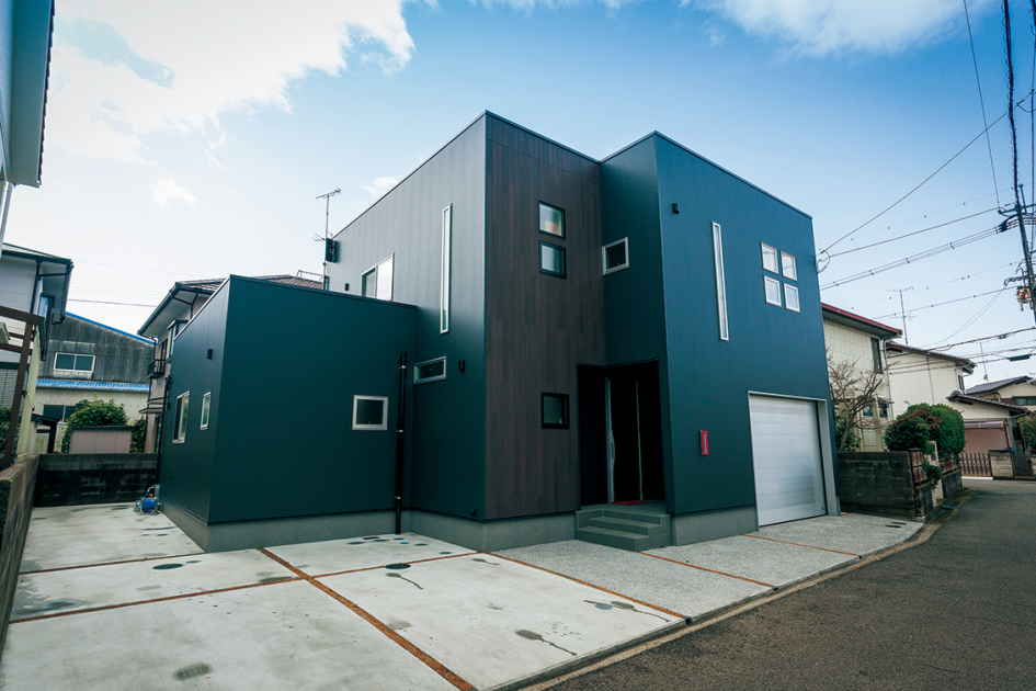 画像：レッドガレージが映える家