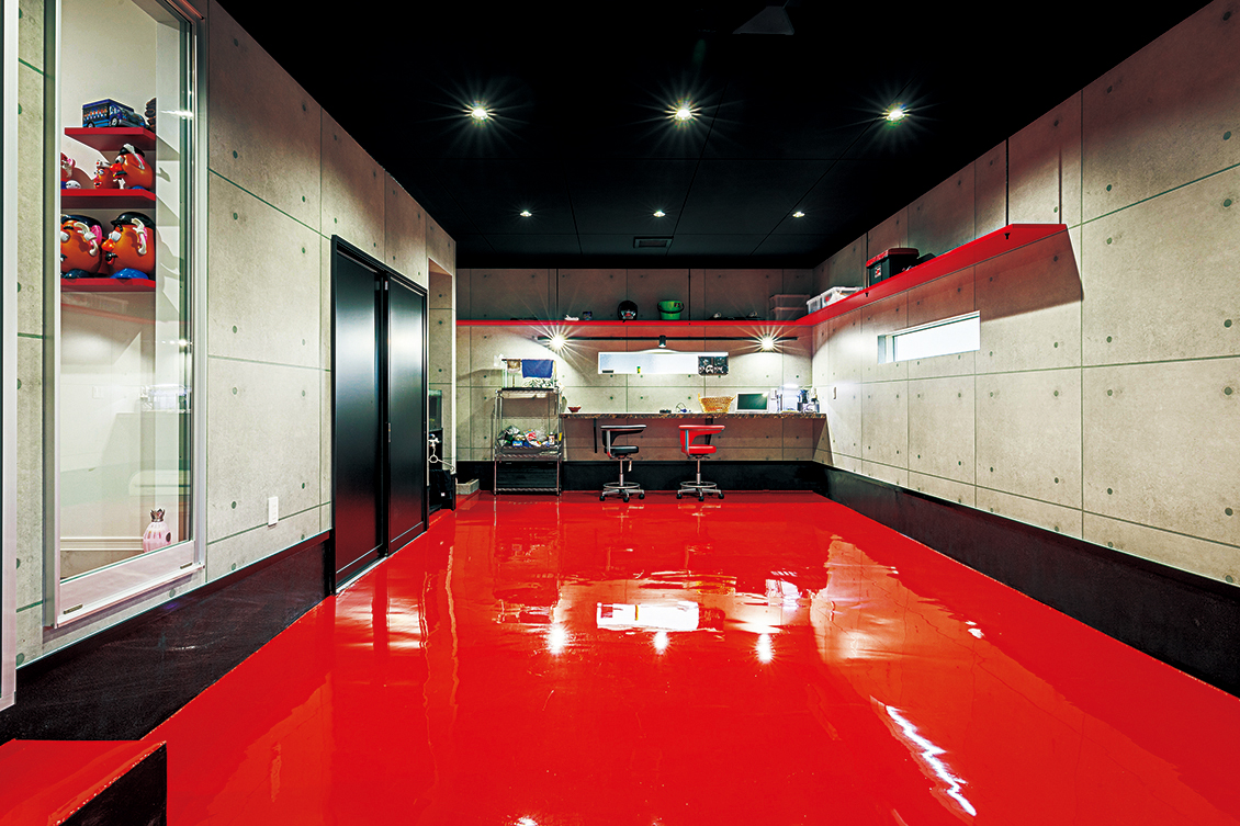 画像：レッドガレージが映える家