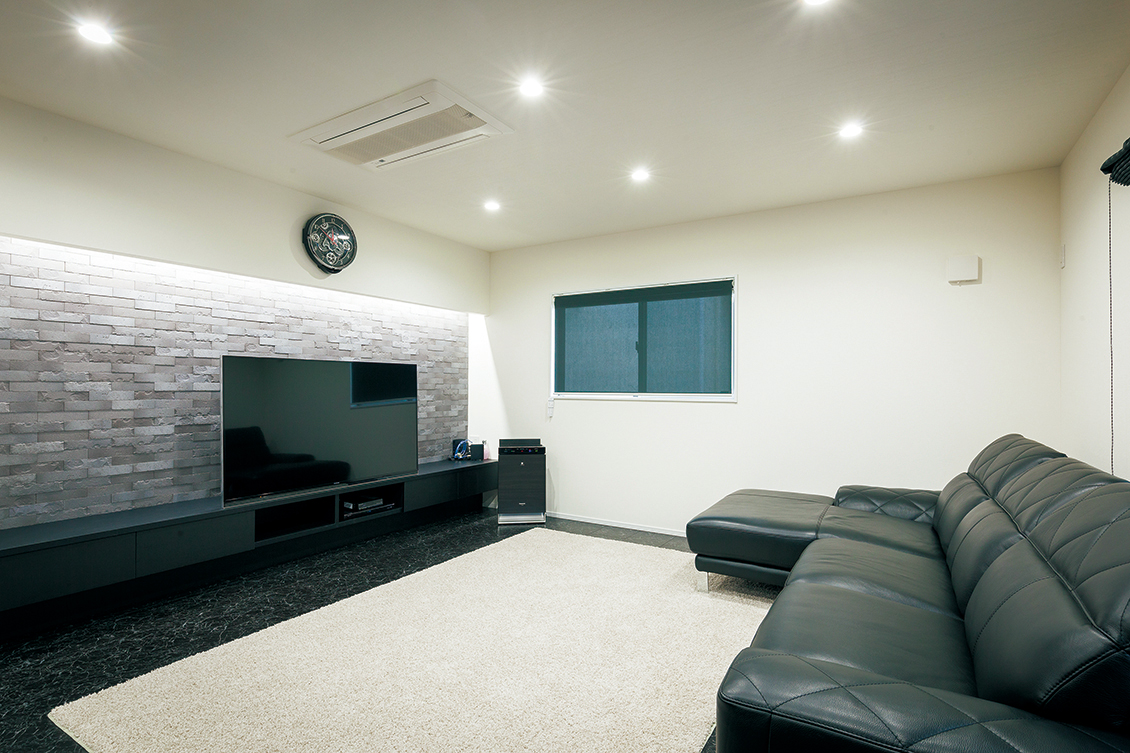 画像：レッドガレージが映える家