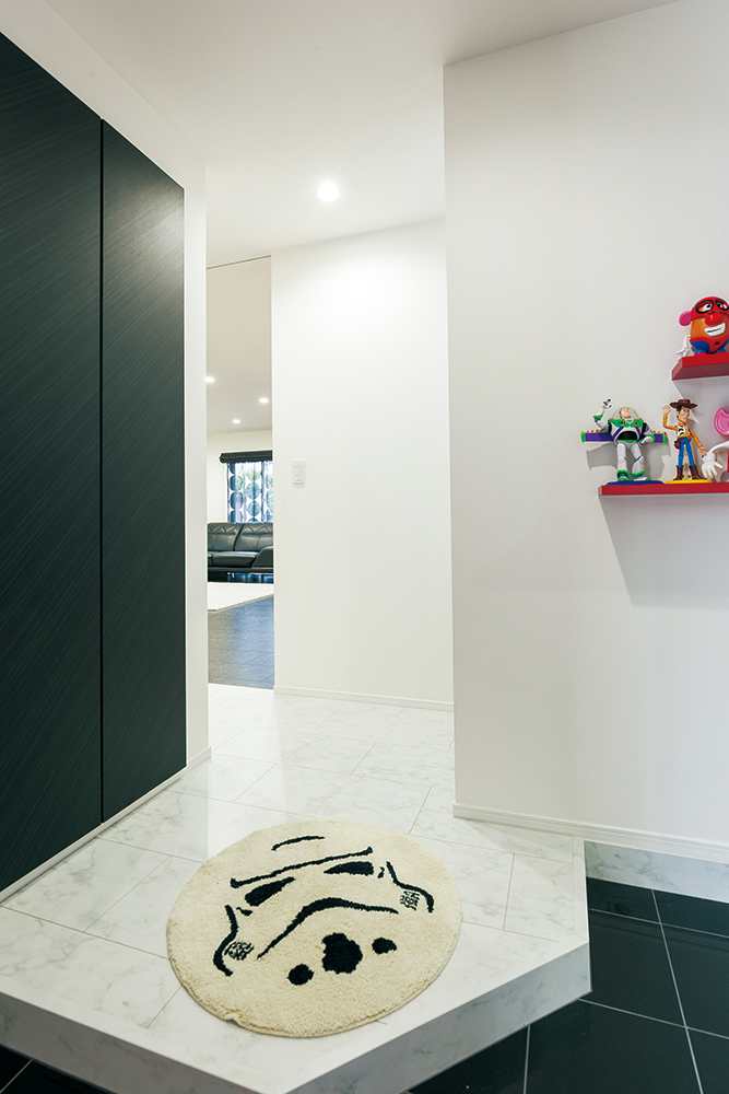 画像：レッドガレージが映える家