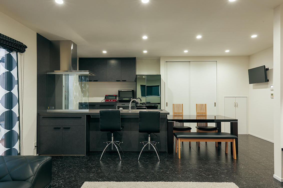 画像：レッドガレージが映える家