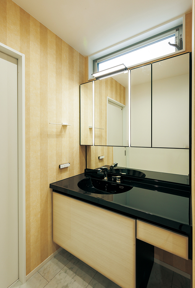 画像：レッドガレージが映える家