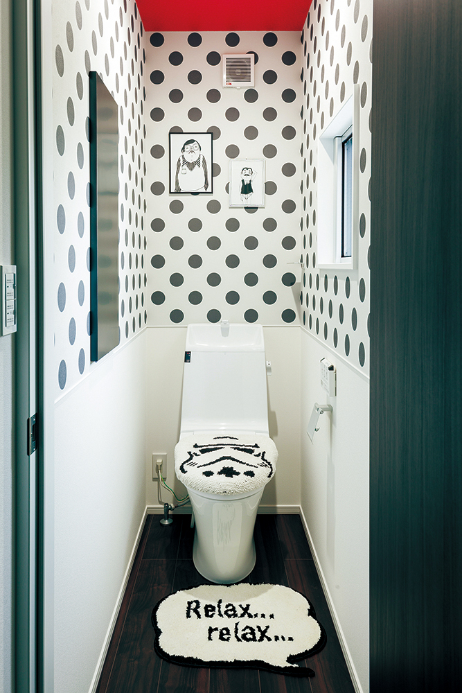 画像：レッドガレージが映える家